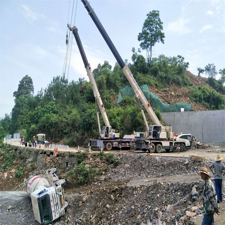 清镇汽车掉沟里叫吊车救援要多少钱